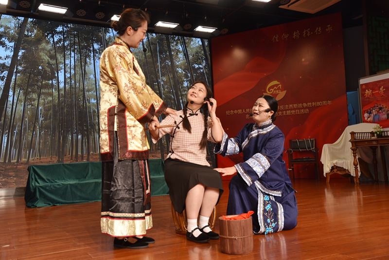 教師劇團(tuán)為全體師生傾情演繹紅色經(jīng)典劇目《趙一曼》。校方供圖
