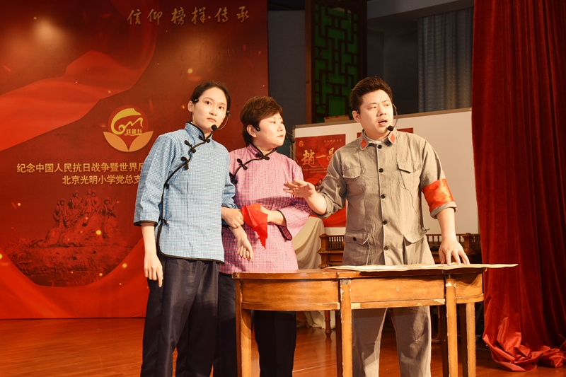 教師劇團為全體師生傾情演繹紅色經(jīng)典劇目《趙一曼》。校方供圖
