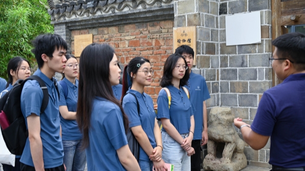 實(shí)踐隊(duì)參訪新集村  “三院七坊”建設(shè)。校方供圖