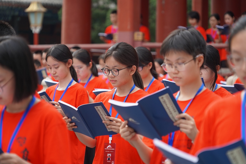 青年學(xué)子共探傳統(tǒng)文化傳承之路。校方供圖