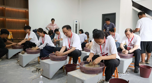 上海財(cái)經(jīng)大學(xué)師生現(xiàn)場(chǎng)體驗(yàn)傣族制陶技藝。校方供圖