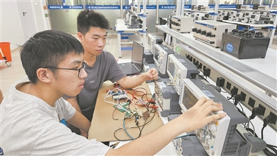圖為哈爾濱工程大學大一學生在調試電路。哈爾濱工程大學供圖