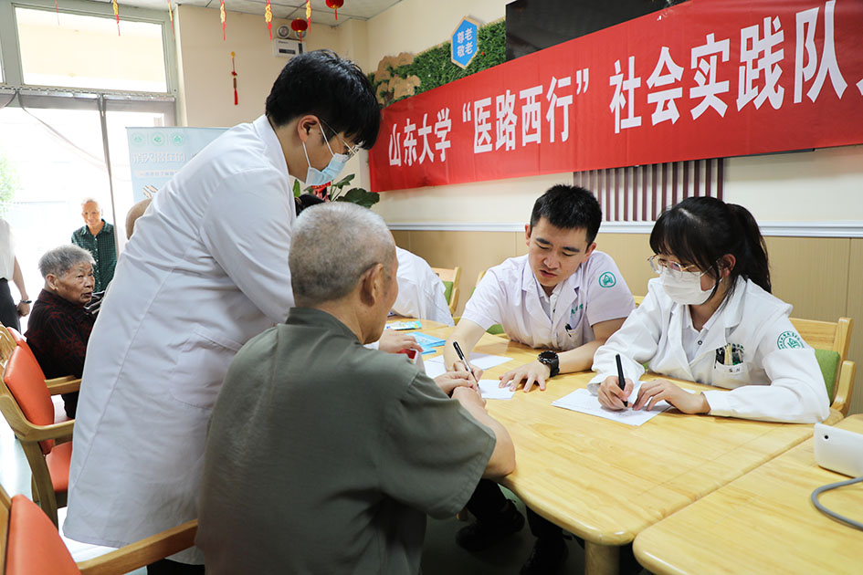 義診現(xiàn)場(chǎng)。山東大學(xué)黨委宣傳部供圖