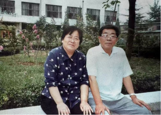 1999年夏天，陳傳才、岳同，攝于中國(guó)人民大學(xué)校園一角。中國(guó)人民大學(xué)供圖