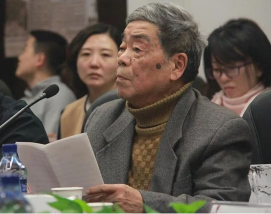 2015年，陳傳才在文學(xué)院校友會(huì)成立大會(huì)上發(fā)言。中國(guó)人民大學(xué)供圖