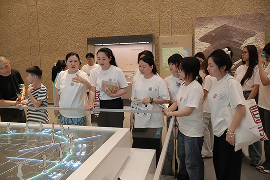 實踐團成員參觀良渚博物院。學校供圖