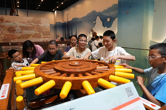 西藏少年兒童在中國科技館參觀井車模型。中國兒童中心供圖