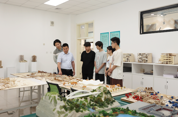 師生們在實驗室研討課題。校方供圖