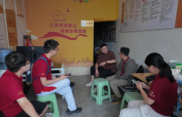 中國(guó)人民大學(xué)田野課堂師生在山東省菏澤市牡丹區(qū)與外賣(mài)站長(zhǎng)訪談。校方供圖