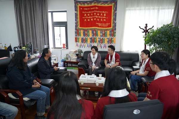 實(shí)踐團(tuán)師生與文藝工作者們圍坐一堂。魯嘉琪攝