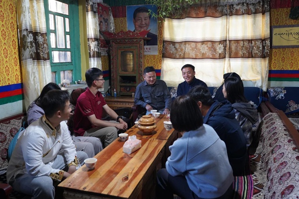 實(shí)踐團(tuán)師生走進(jìn)村民家中調(diào)研。學(xué)校供圖