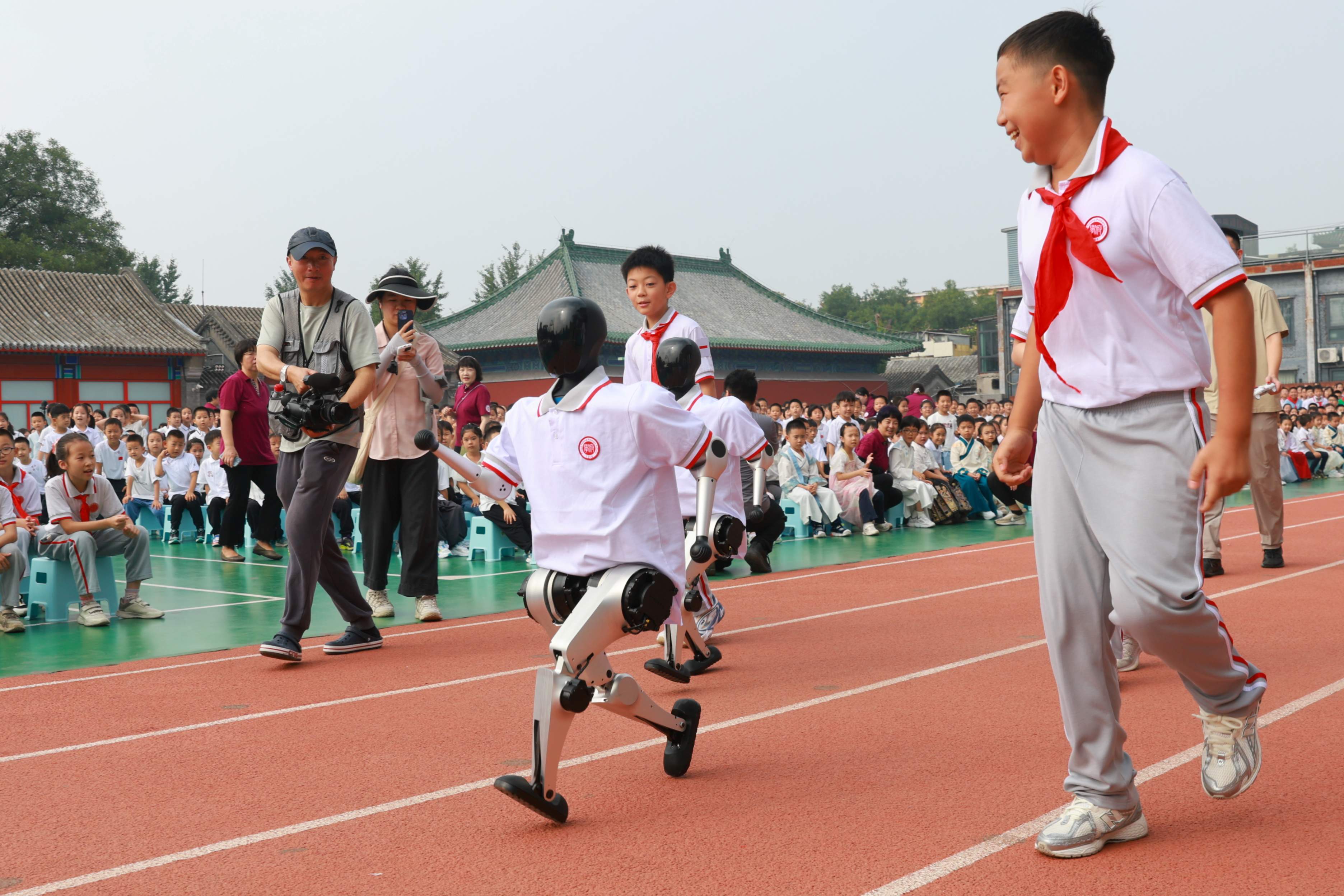 人形機器人與師生互動。校方供圖