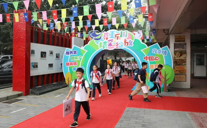 白家莊小學(xué)學(xué)生走進(jìn)久違的校園。校方供圖