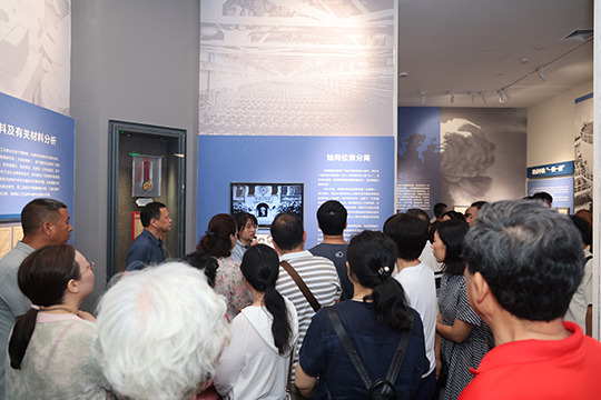 新生及家長(zhǎng)參觀中國(guó)科學(xué)院與“兩彈一星”紀(jì)念館。學(xué)校供圖