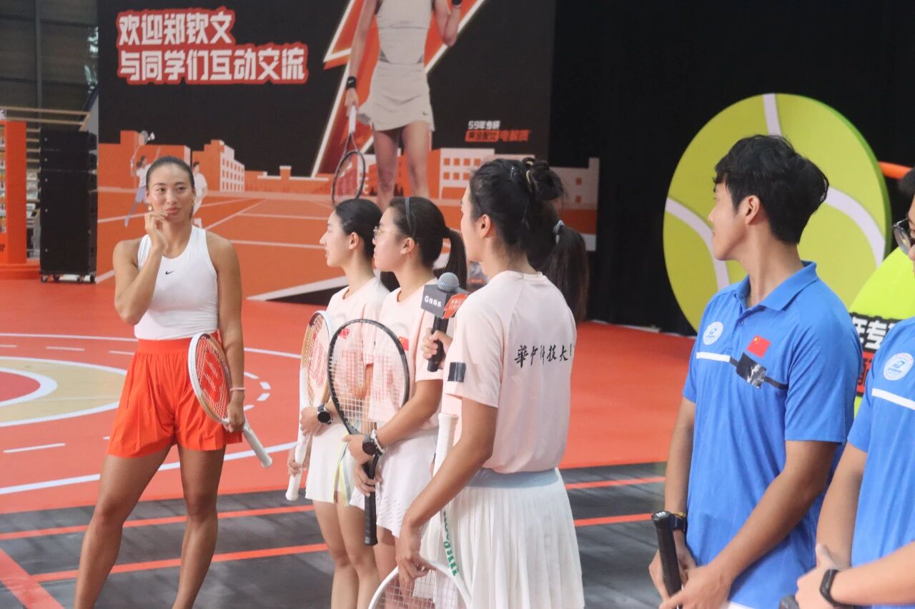 鄭欽文回華科大“開課” 。學(xué)校供圖