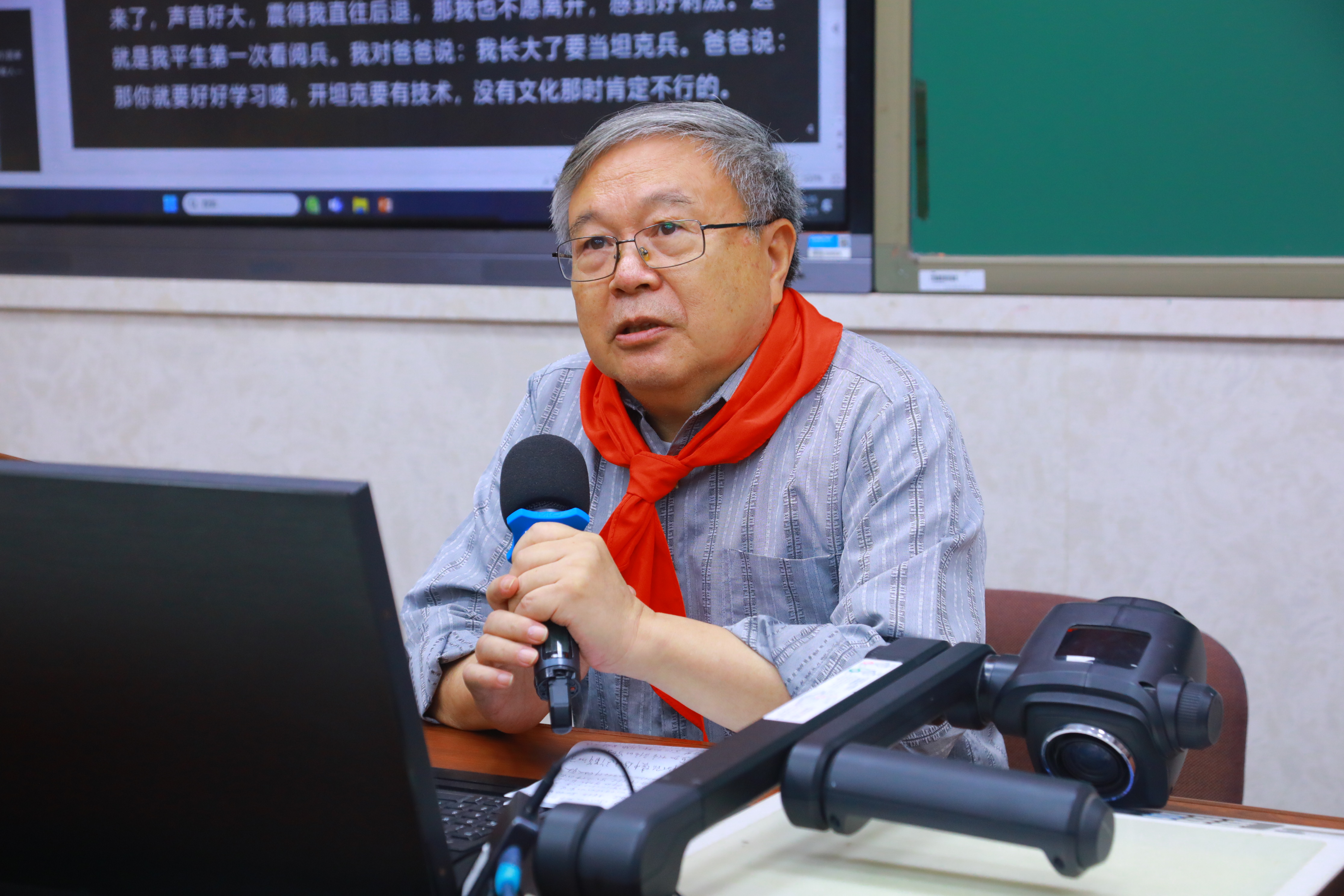 學(xué)校邀請開國少將、解放軍工兵事業(yè)奠基人王耀南將軍之子王太和，為學(xué)生講述抗戰(zhàn)崢嶸歲月的故事。府學(xué)胡同小學(xué)供圖