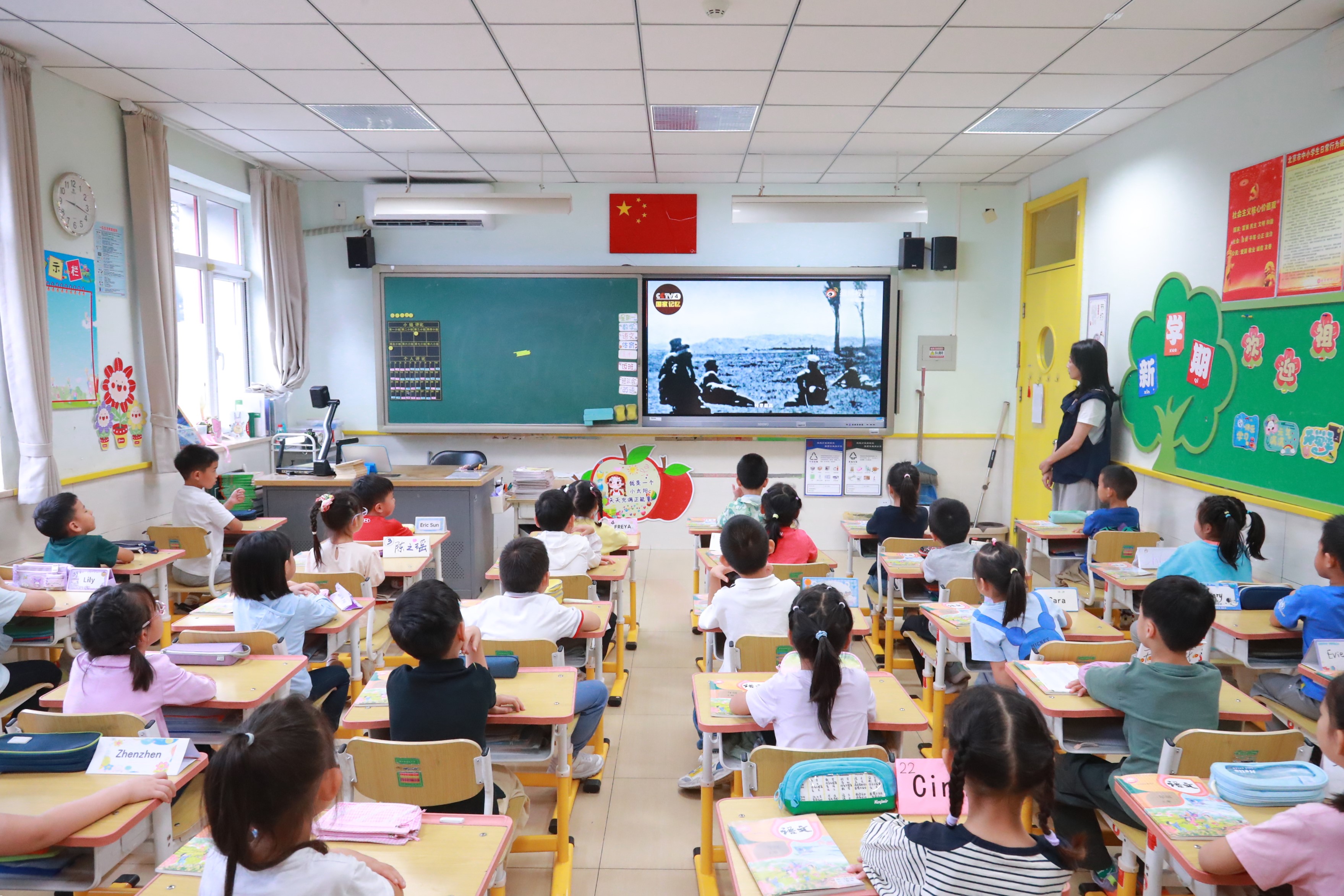 學(xué)生集體收看校園電視臺(tái)由學(xué)生親自講述的抗戰(zhàn)英雄事跡節(jié)目。府學(xué)胡同小學(xué)供圖