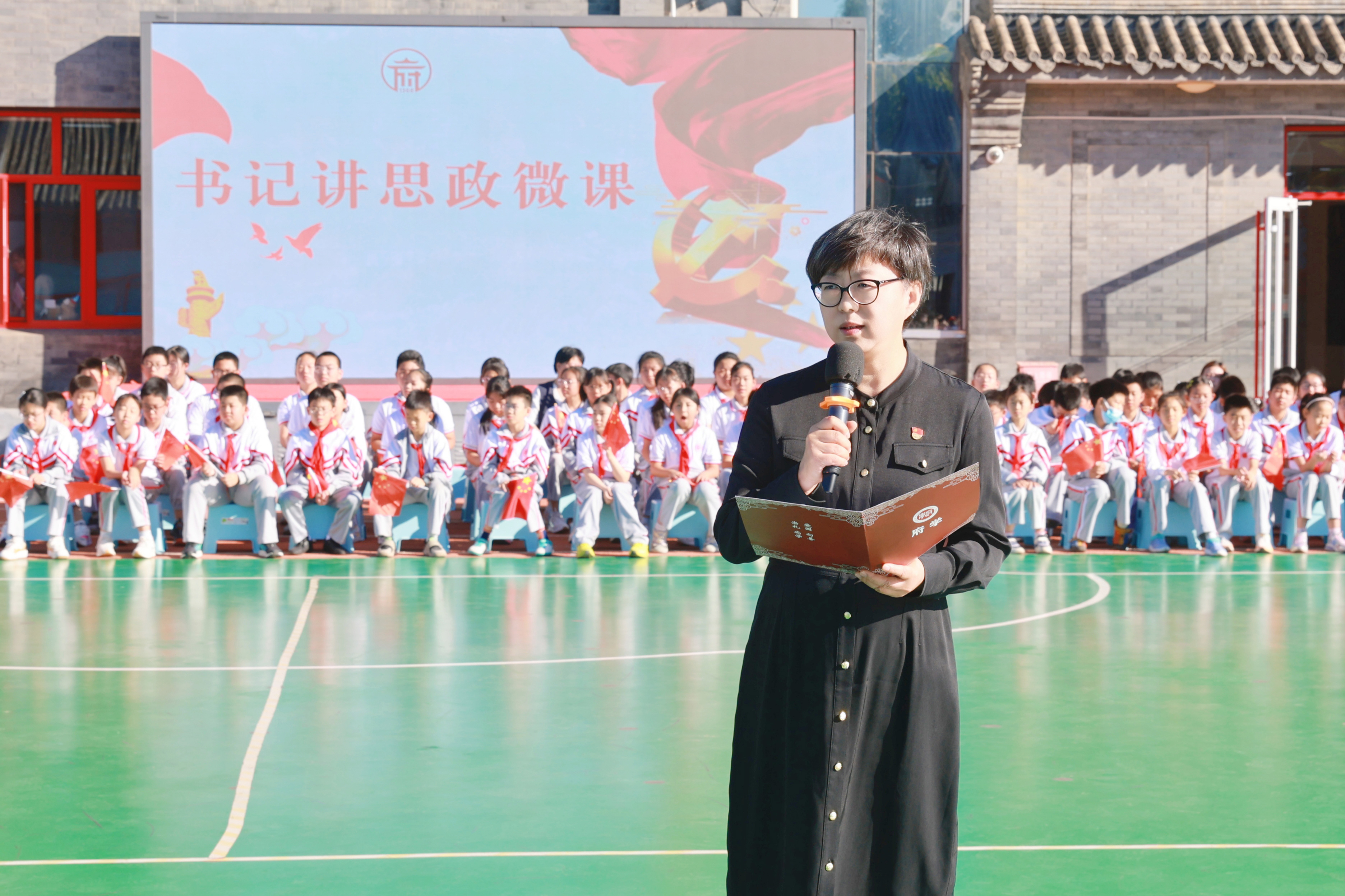 9月18日，學(xué)校舉辦全校愛國主題教育活動(dòng)。府學(xué)胡同小學(xué)黨委書記滕亞杰開展國防教育微課。府學(xué)胡同小學(xué)供圖