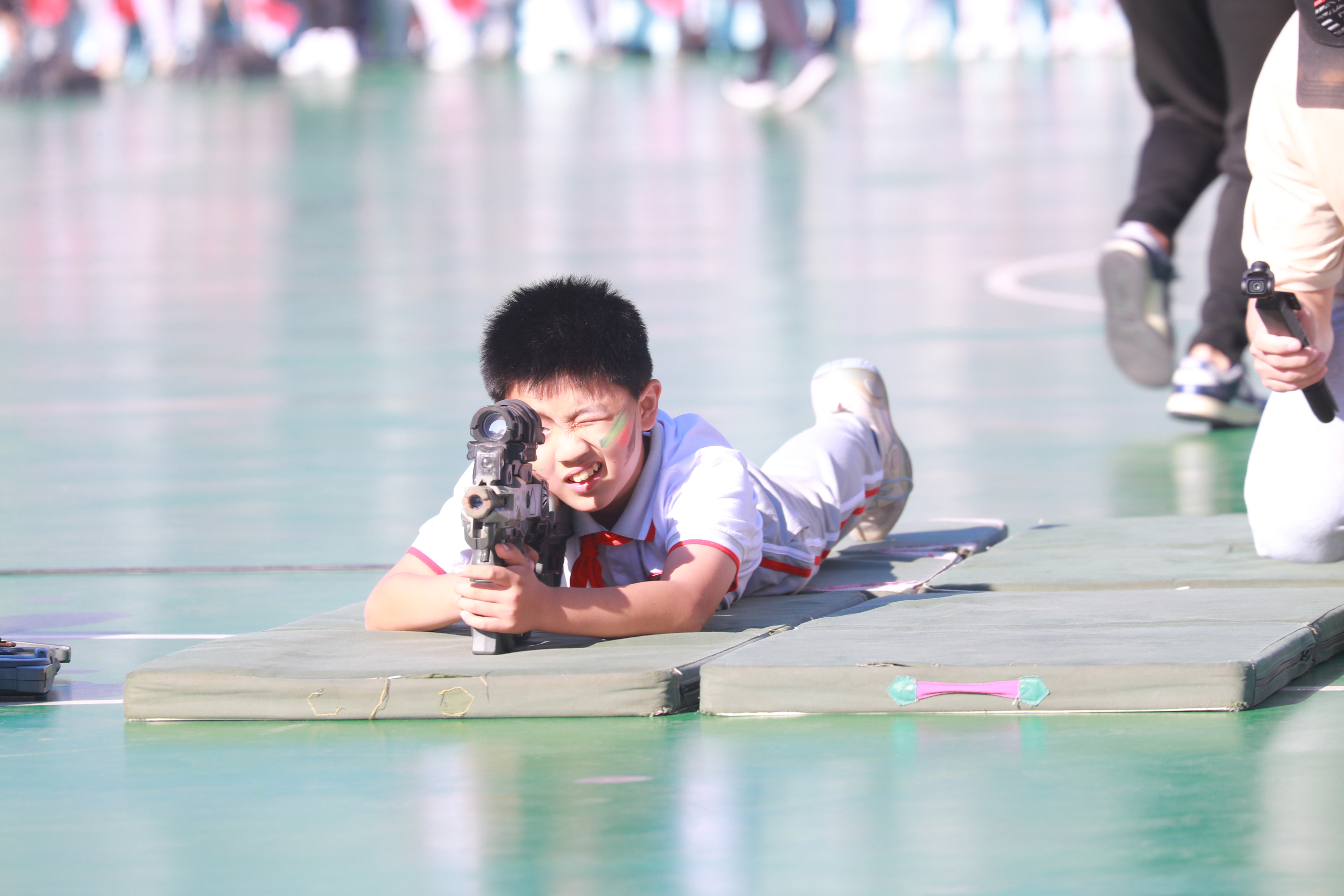 同學們體驗模擬打靶射擊等軍事項目。府學胡同小學供圖