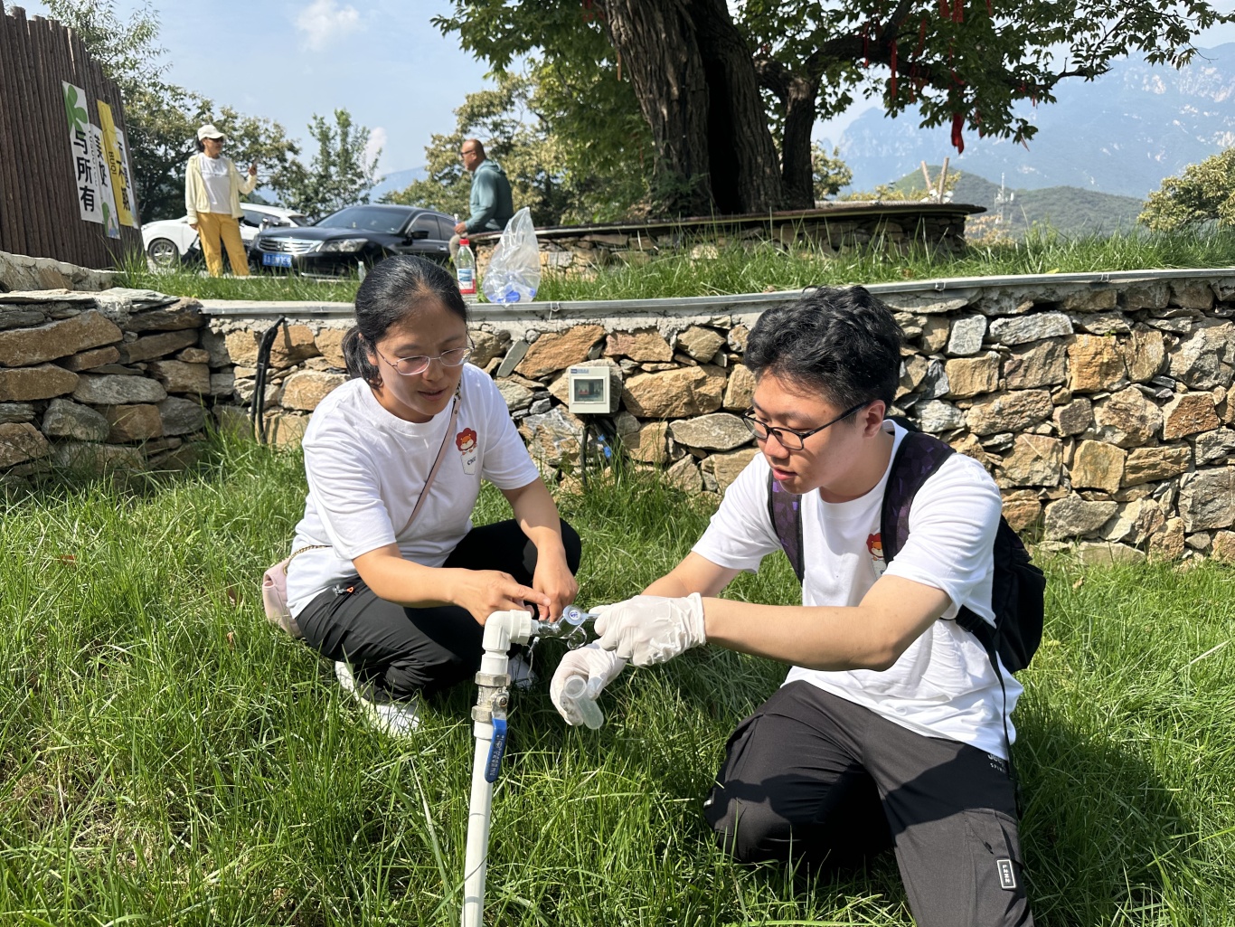 實(shí)踐活動(dòng)中，學(xué)生們采集水樣。學(xué)校供圖