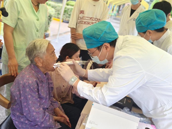 團隊在上海嘉定黃渡敬老院為老人開展義診。校方供圖