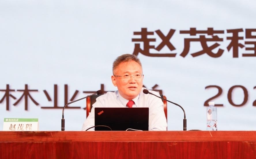 南京林業(yè)大學黨委書記趙茂程為2025級新生授課。校方供圖
