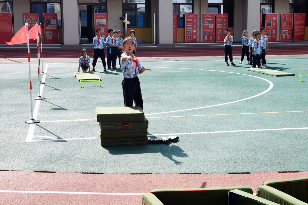 9月24日，北京市第二十中學(xué)附屬育鷹小學(xué)學(xué)生在國(guó)防教育基礎(chǔ)課《偵察兵大比武——投擲與游戲》上投擲。