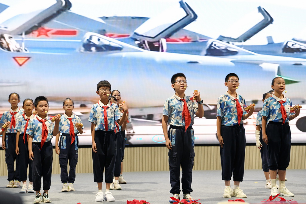 9月24日,北京市第二十中學附屬育鷹小學學生在活動開幕式上表演快板《戰(zhàn)鷹集結(jié)》。