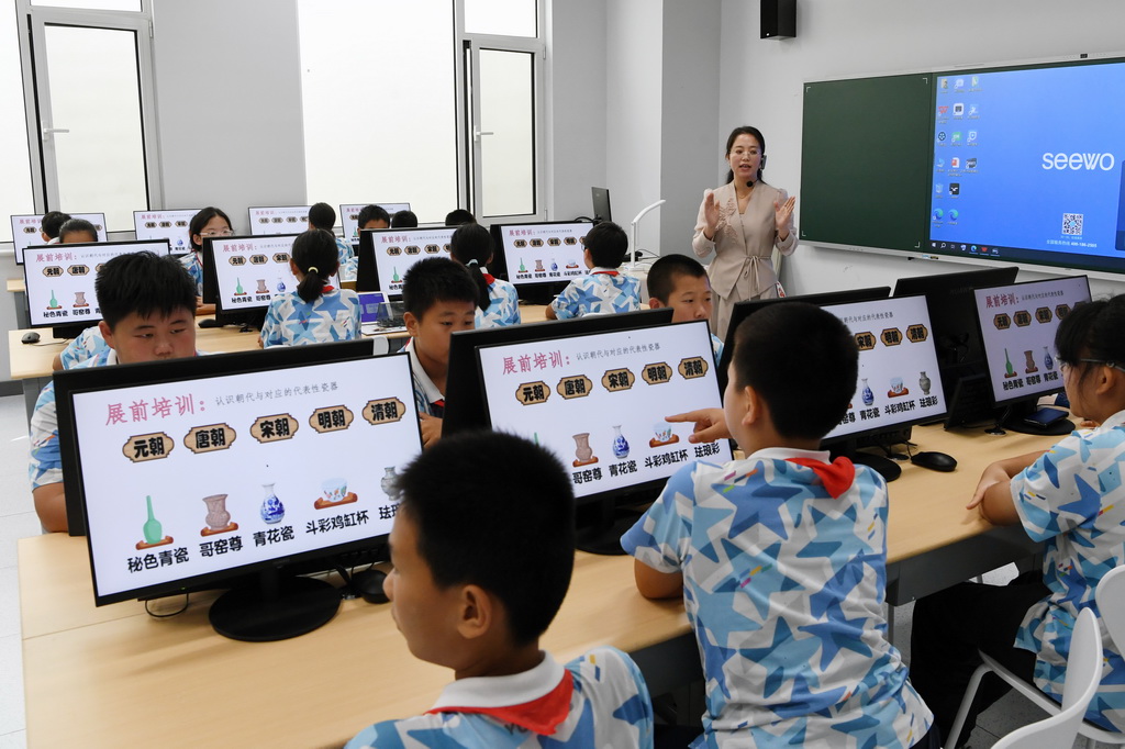 9月24日，老師為北京市第二十中學(xué)附屬育鷹小學(xué)學(xué)生教授人工智能教育通識(shí)課《瓷韻中的算法密碼》。