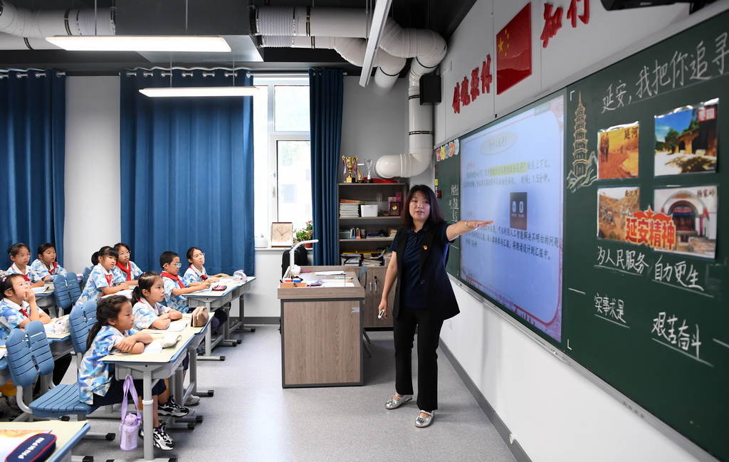 9月24日，老師為北京市第二十中學(xué)附屬育鷹小學(xué)學(xué)生教授國(guó)防教育基礎(chǔ)課《延安，我把你追尋》。