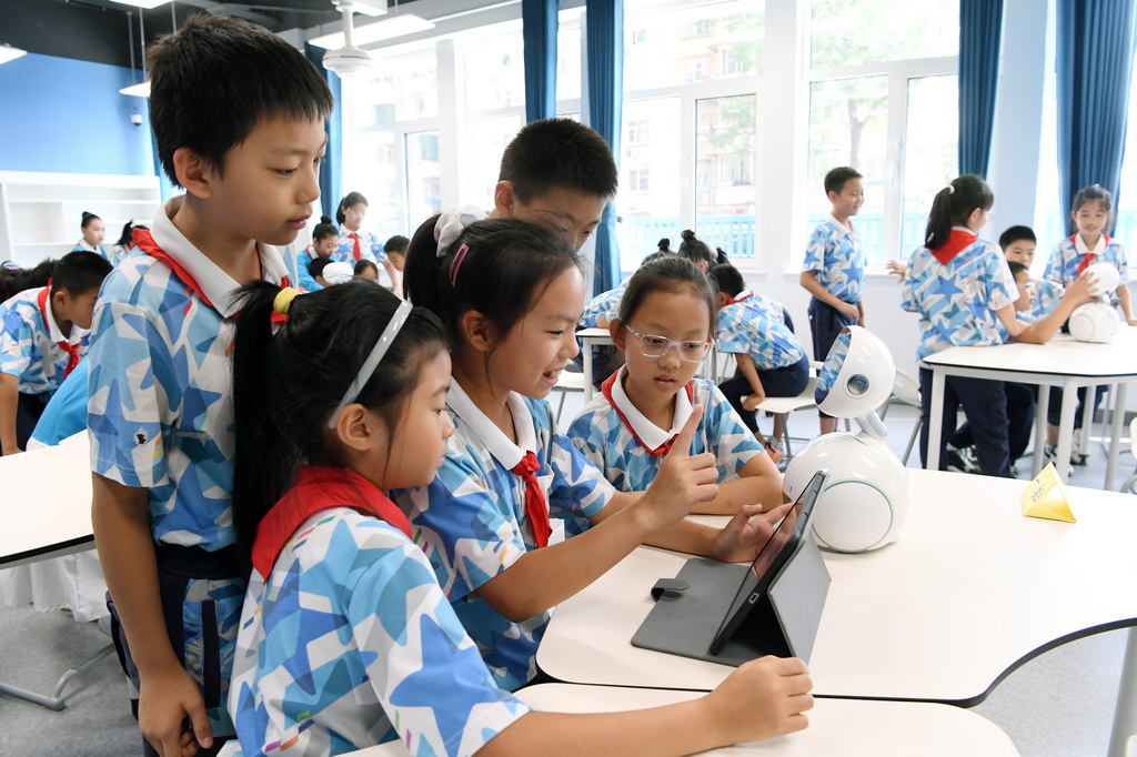 9月24日，北京市第二十中學(xué)附屬育鷹小學(xué)學(xué)生在人工智能教育通識課《從國防到生活——AI人臉識別》了解人臉識別技術(shù)。