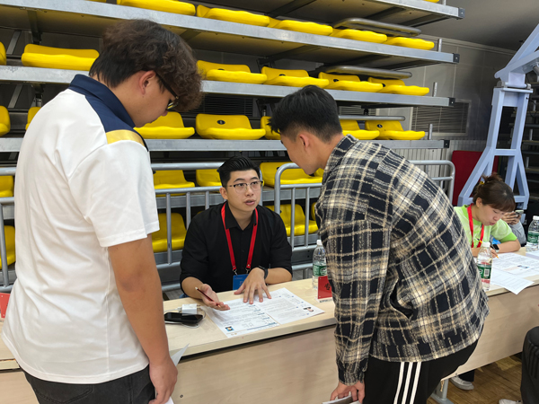 招聘會上，老師為畢業(yè)生開展就業(yè)指導(dǎo)。校方供圖