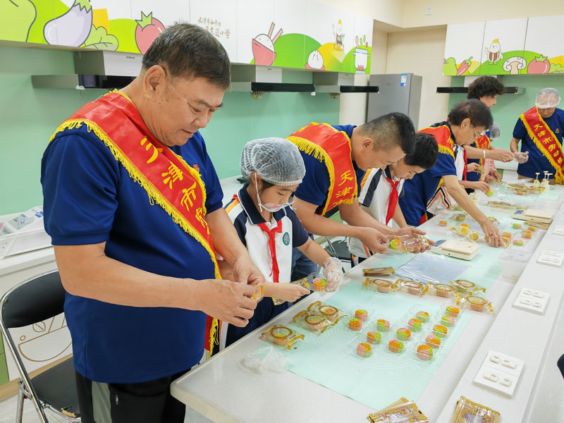 勞動(dòng)模范教學(xué)生們制作月餅。學(xué)校供圖
