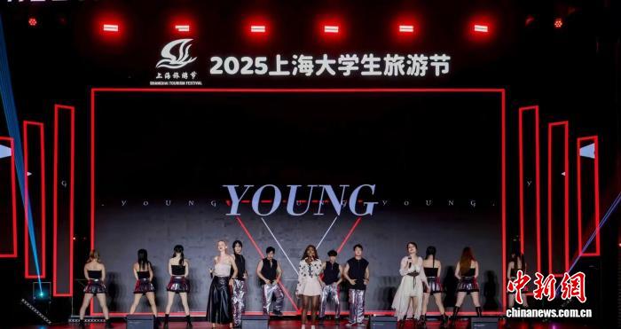 留學(xué)生登臺(tái)獻(xiàn)唱。(楊浦區(qū)文旅局供圖)