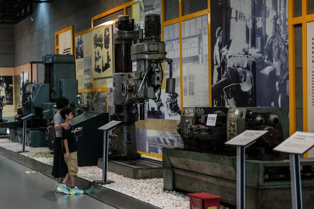 10月1日，游客在中國工業(yè)博物館內(nèi)游覽。