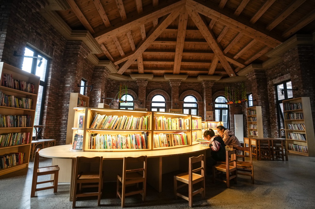 10月6日，游客在沈陽奉天工廠文創(chuàng)園內(nèi)的城市書房內(nèi)閱讀。