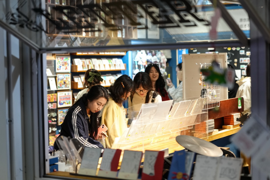 10月6日，游客在沈陽1905文化創(chuàng)意園內(nèi)的商鋪選購文創(chuàng)產(chǎn)品。