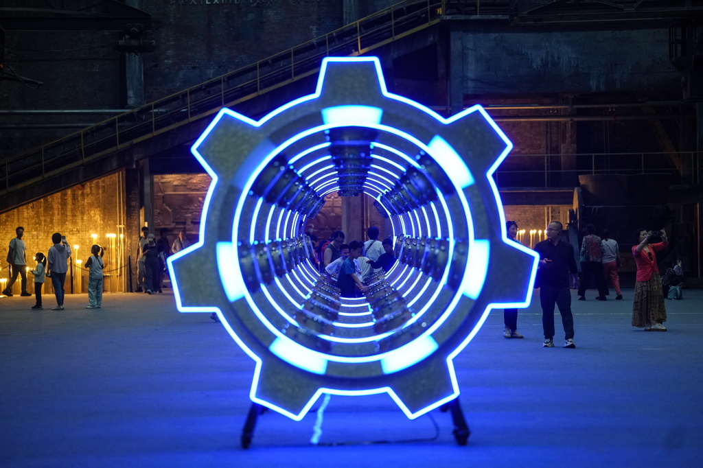 10月1日，游客在中國工業(yè)博物館內游覽。