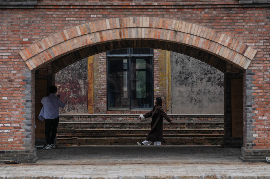 10月6日，游客在沈陽(yáng)奉天工廠文創(chuàng)園內(nèi)拍照。