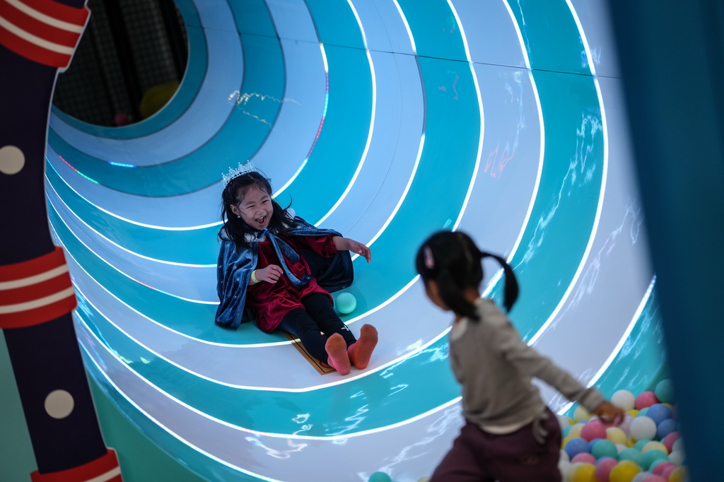 10月8日，小朋友在沈陽糧倉文化產(chǎn)業(yè)創(chuàng)意園內(nèi)的“快樂專+”游樂場(chǎng)體驗(yàn)游樂項(xiàng)目。