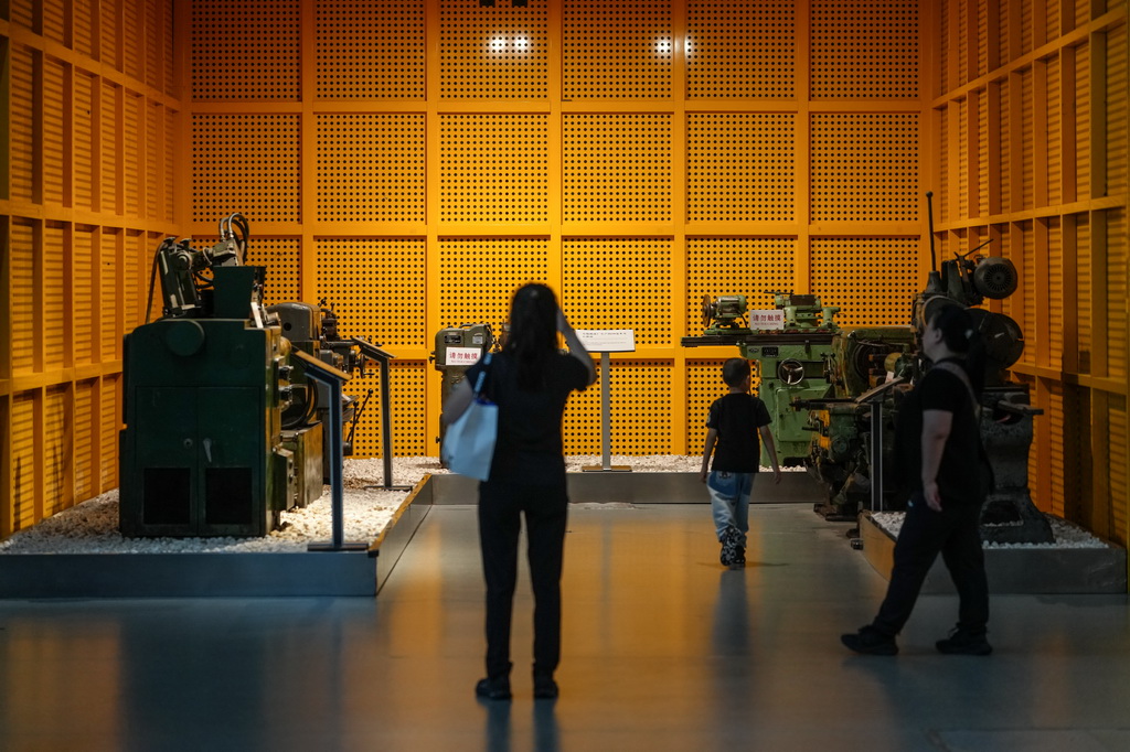 10月1日，游客在中國(guó)工業(yè)博物館內(nèi)游覽。