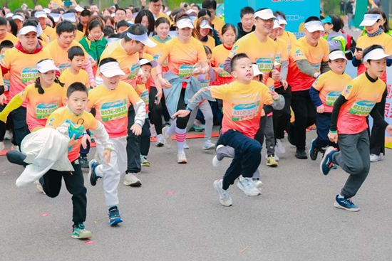 首都教育系統(tǒng)首屆親子歡樂跑活動鳴槍開跑