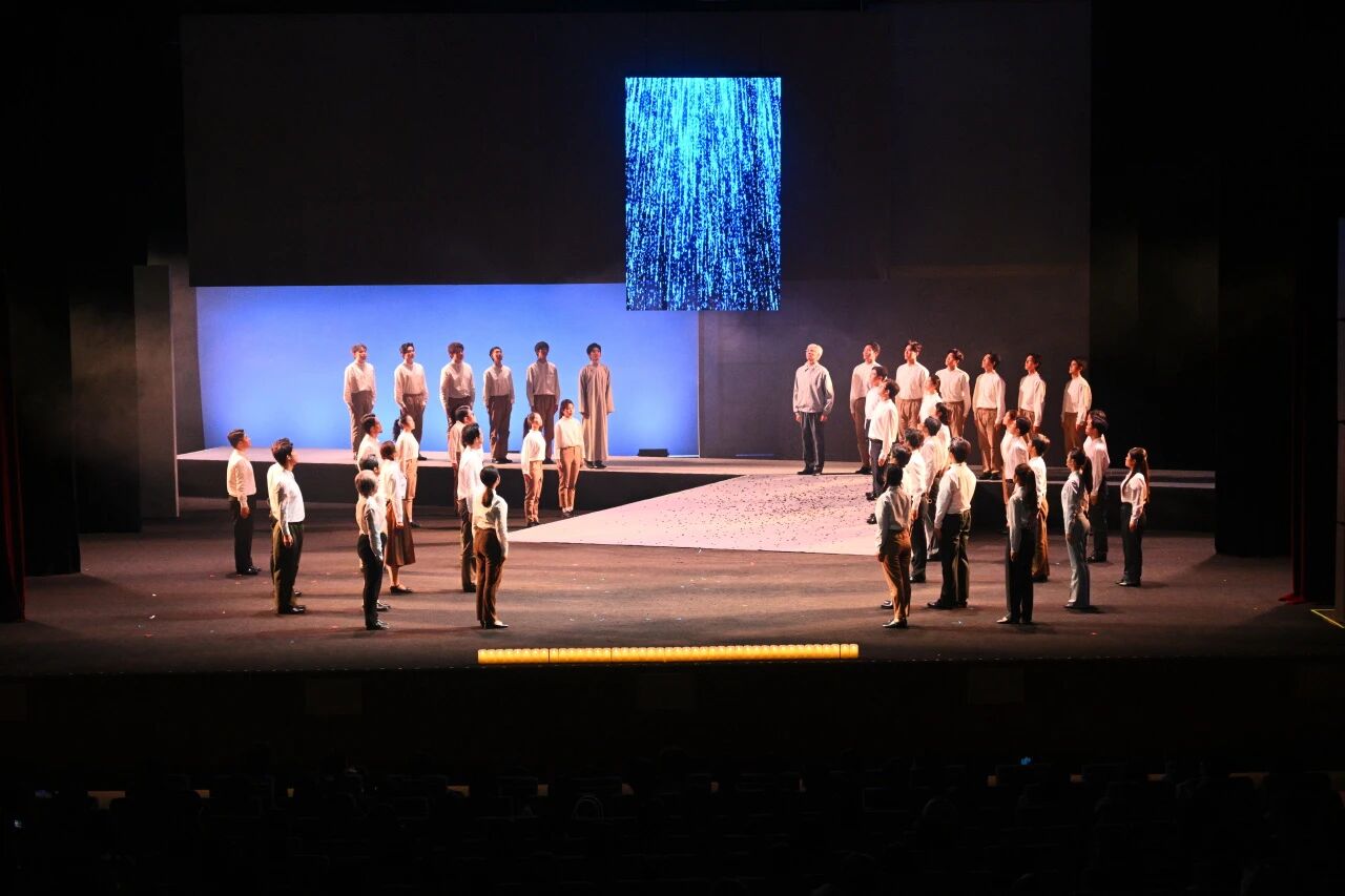 北京郵電大學(xué)精心創(chuàng)排大師劇《與光同行》首演。學(xué)校供圖