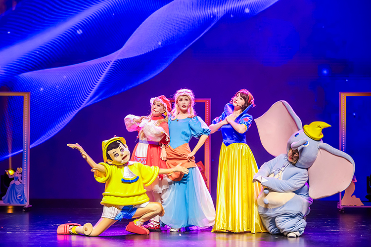 活動(dòng)現(xiàn)場，濟(jì)南兒童藝術(shù)劇院的演員們表演情景劇《膠片里的童年》。主辦方供圖