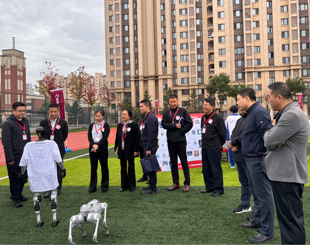 人形機器人互動區(qū)、機器狗競技區(qū)觀摩。主辦方供圖
