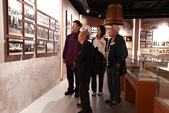 清華附中校友觀看展覽。校方供圖