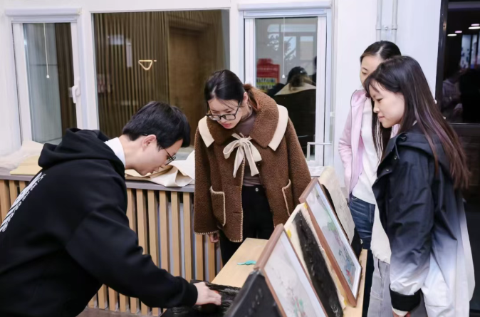 北郵學生參與現(xiàn)場體驗活動。校方供圖