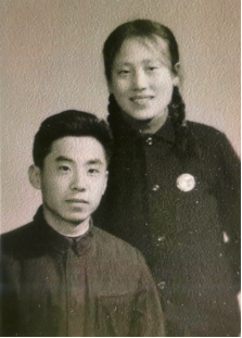 金婚伉儷代表李榮時(shí)與妻子葉東安。學(xué)校供圖