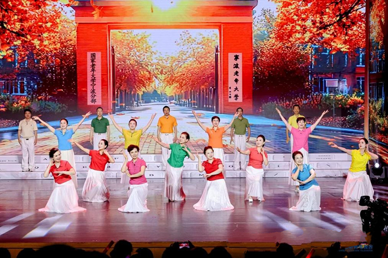 展演活動上，學(xué)員表演《跨進(jìn)校門就年輕》。國家老年大學(xué)供圖