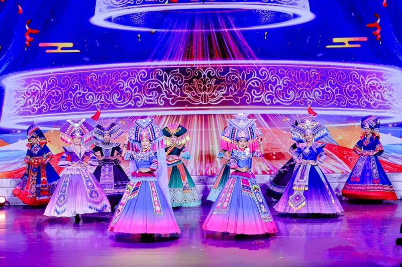 展演活動上，學員表演民族服裝展示《風採》。國家老年大學供圖
